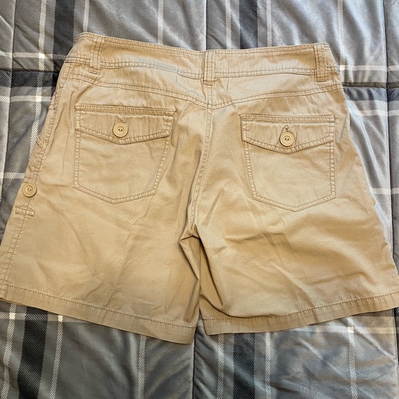 H&M Women’s Khaki Shorts - Picture 2 of 3